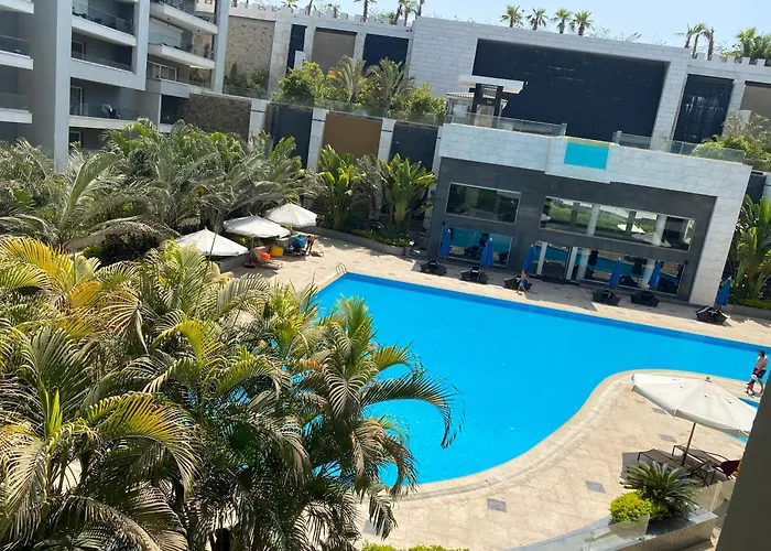 Luxury 3Br Pool View Near Airport!